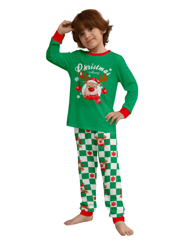 Grönrutig julpyjamas av en ren dekorerad med julgranskulor