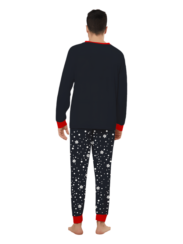 Snöig pyjamas, jultomten ger en present till sina små renar