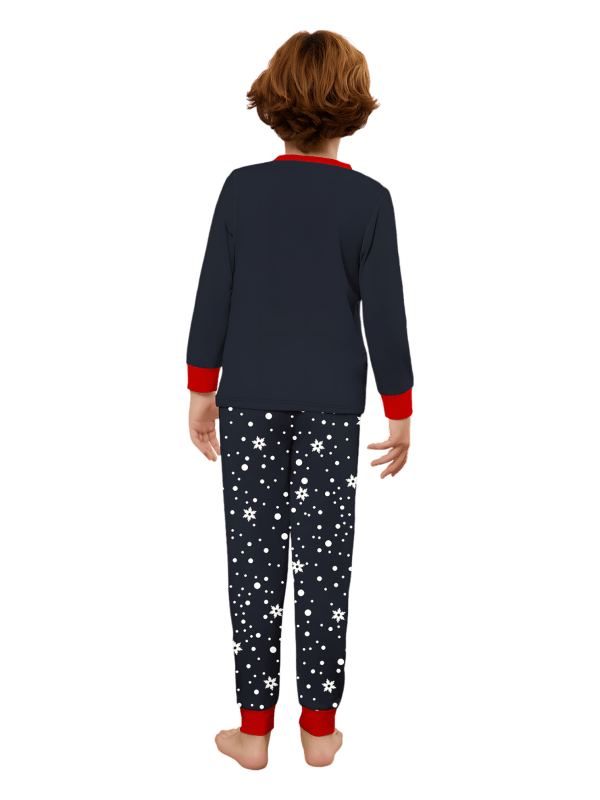 Snöig pyjamas, jultomten ger en present till sina små renar