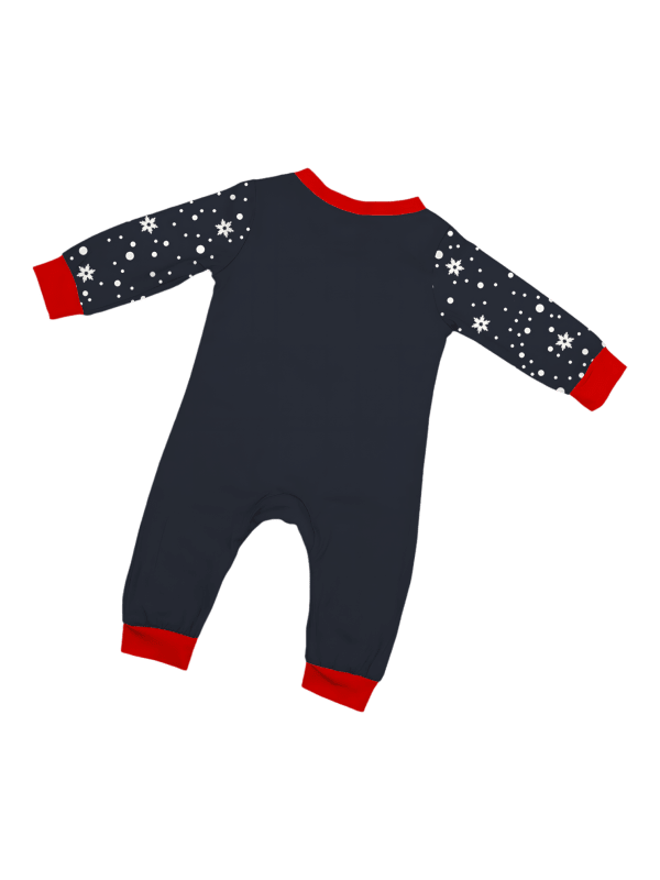 Snöig pyjamas, jultomten ger en present till sina små renar
