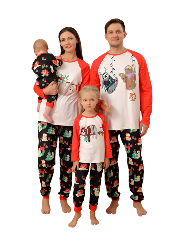 Julgråsuggor som hänger i kransarna, hela familjen i matchande pyjamas