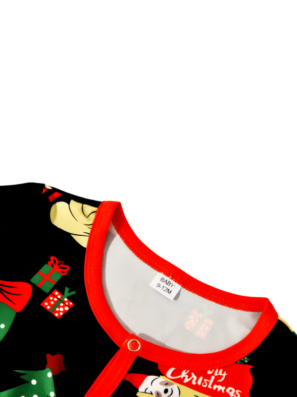 Julgråsuggor som hänger i kransarna, hela familjen i matchande pyjamas