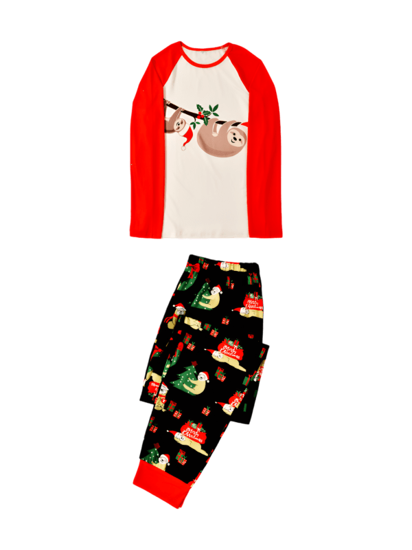 Julgråsuggor som hänger i kransarna, hela familjen i matchande pyjamas