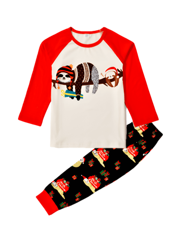 Julgråsuggor som hänger i kransarna, hela familjen i matchande pyjamas