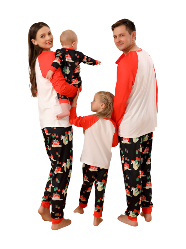 Julgråsuggor som hänger i kransarna, hela familjen i matchande pyjamas