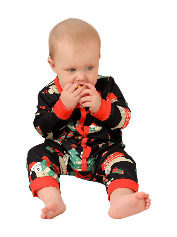 Julgråsuggor som hänger i kransarna, hela familjen i matchande pyjamas