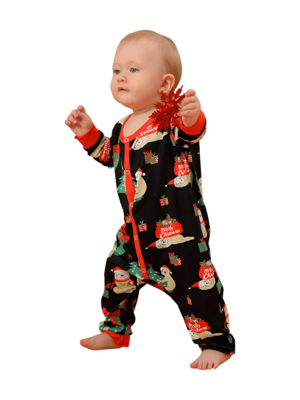 Julgråsuggor som hänger i kransarna, hela familjen i matchande pyjamas