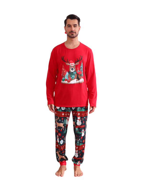 Varmklädd ren som väntar på jul Matchande pyjamas