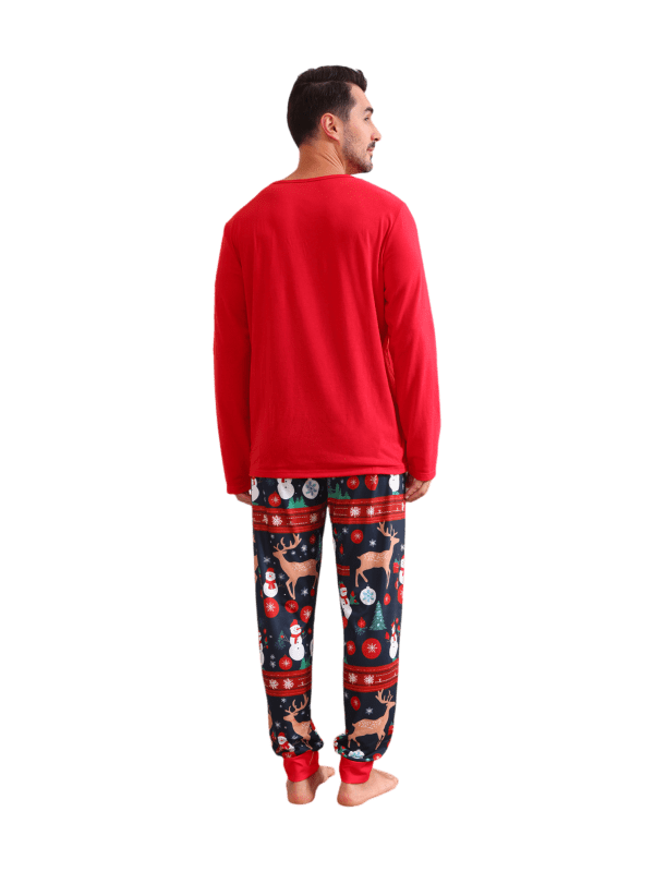 Varmklädd ren som väntar på jul Matchande pyjamas