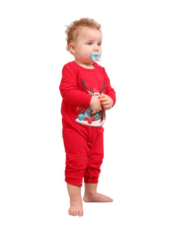 Varmklädd ren som väntar på jul Matchande pyjamas