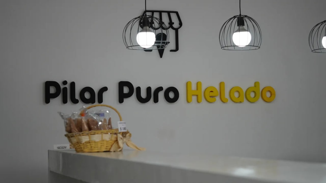 Mostrador con el logo de Pilar Puro Helado