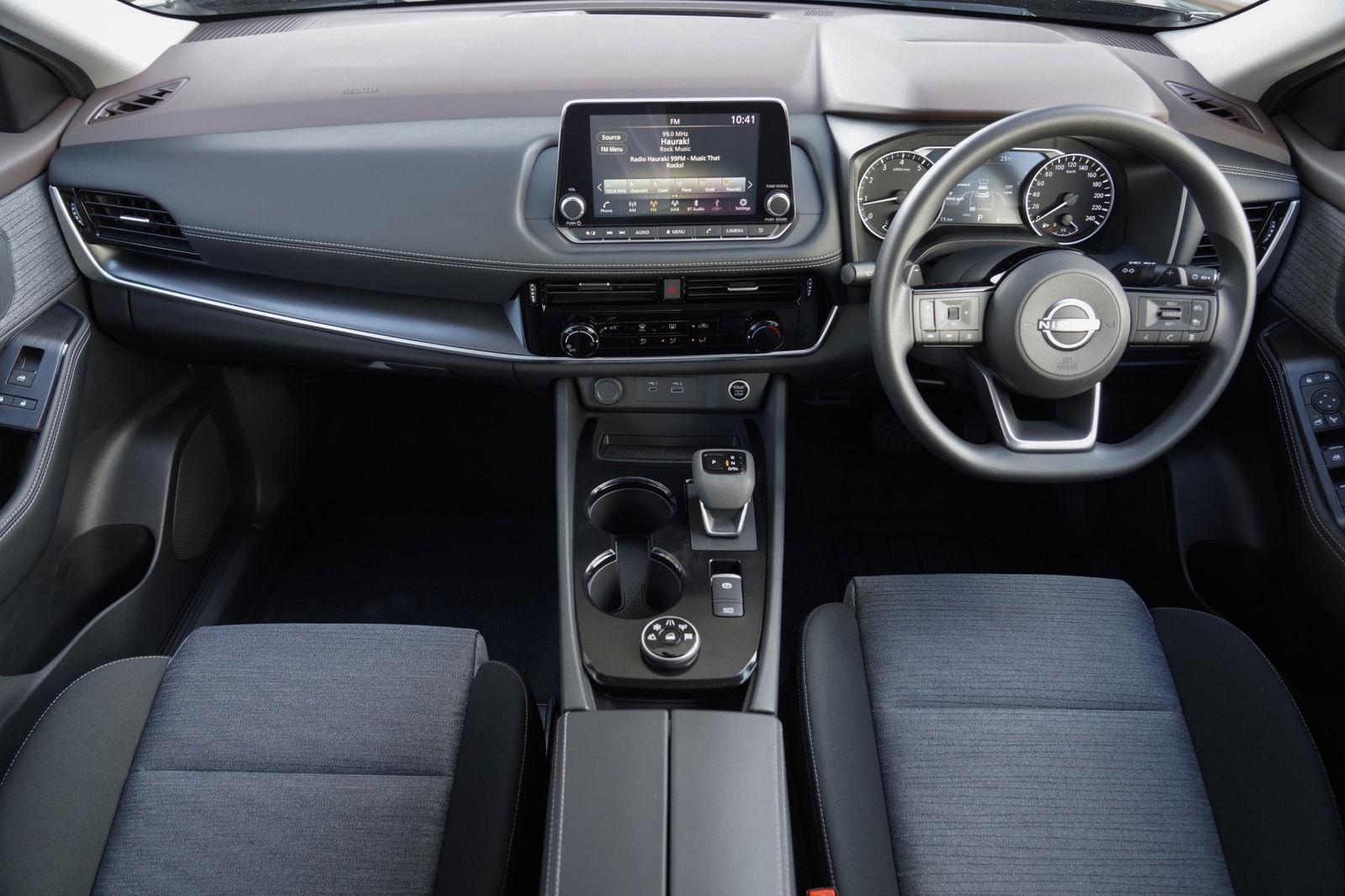 Nissan نيسان X-TRAIL 2.5L S 4X2 7 2026 ٤