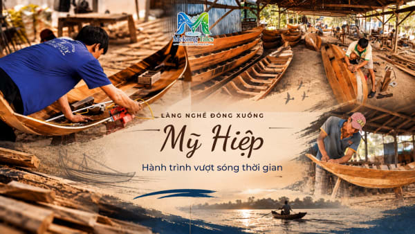 Người thợ đang đóng xuồng gỗ tại làng nghề Mỹ Hiệp