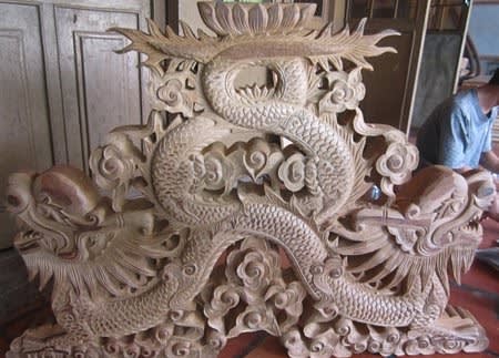 Sản phẩm gỗ chạm hình rồng tinh xảo của làng Chợ Thủ