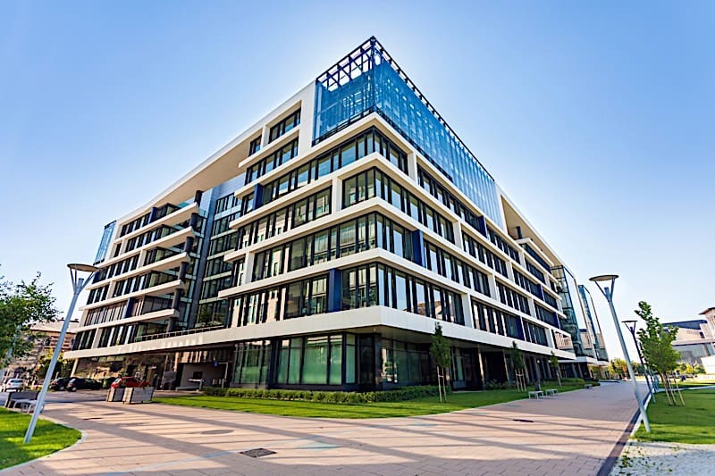 Edificio comercial moderno de múltiples niveles