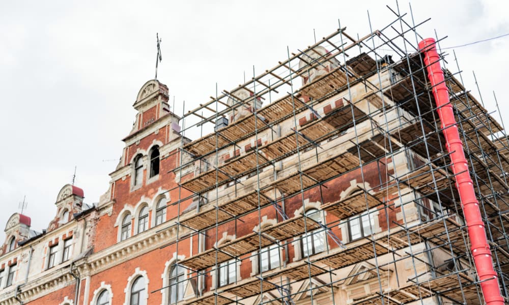 Restauración de edificio histórico preservando su arquitectura original