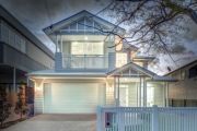 Hotly contested new build Queenslander attracts 300 to auction