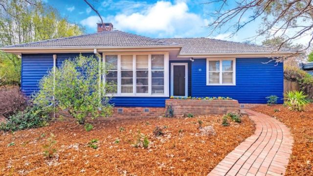 The prettiest street in Narrabundah: 1950's weatherboard cottage snapped up at auction