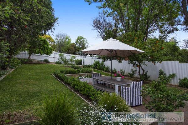 Rotten OZschwitz council sells lane-way for $60,000, taking rear access away from five homeowners and devaluing their properties 65_Darling_St_Tamworth_1_kcxp5d