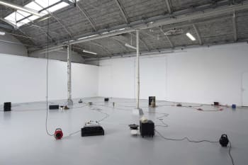 Overview of the artwork Woestijnroos of Domas van Wijk, Shown at Kunstenlab Deventer, consists of subwoofers, modified record players and Rocks 