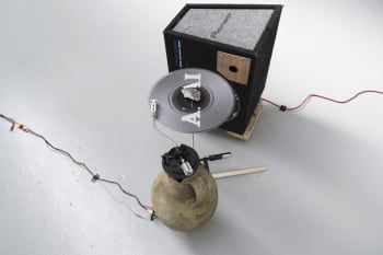 At Kunstenlab Deventer, Domas van Wijk's Woestijnroos was presented and it is composed of subwoofers, altered turntables and stones. 