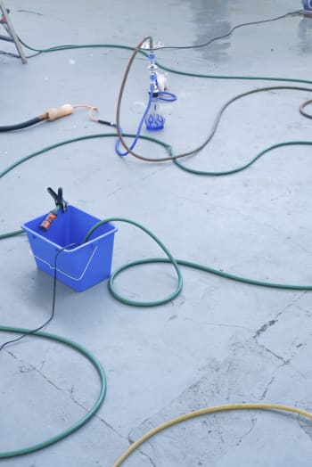 Onderdeel van installatie: EXPOPLU EXPERIMENT, bestaande uit waterpijp bakwater lokfluit en hondenspeeltje. alles is met elkaar verbonden door tuinslangen.
