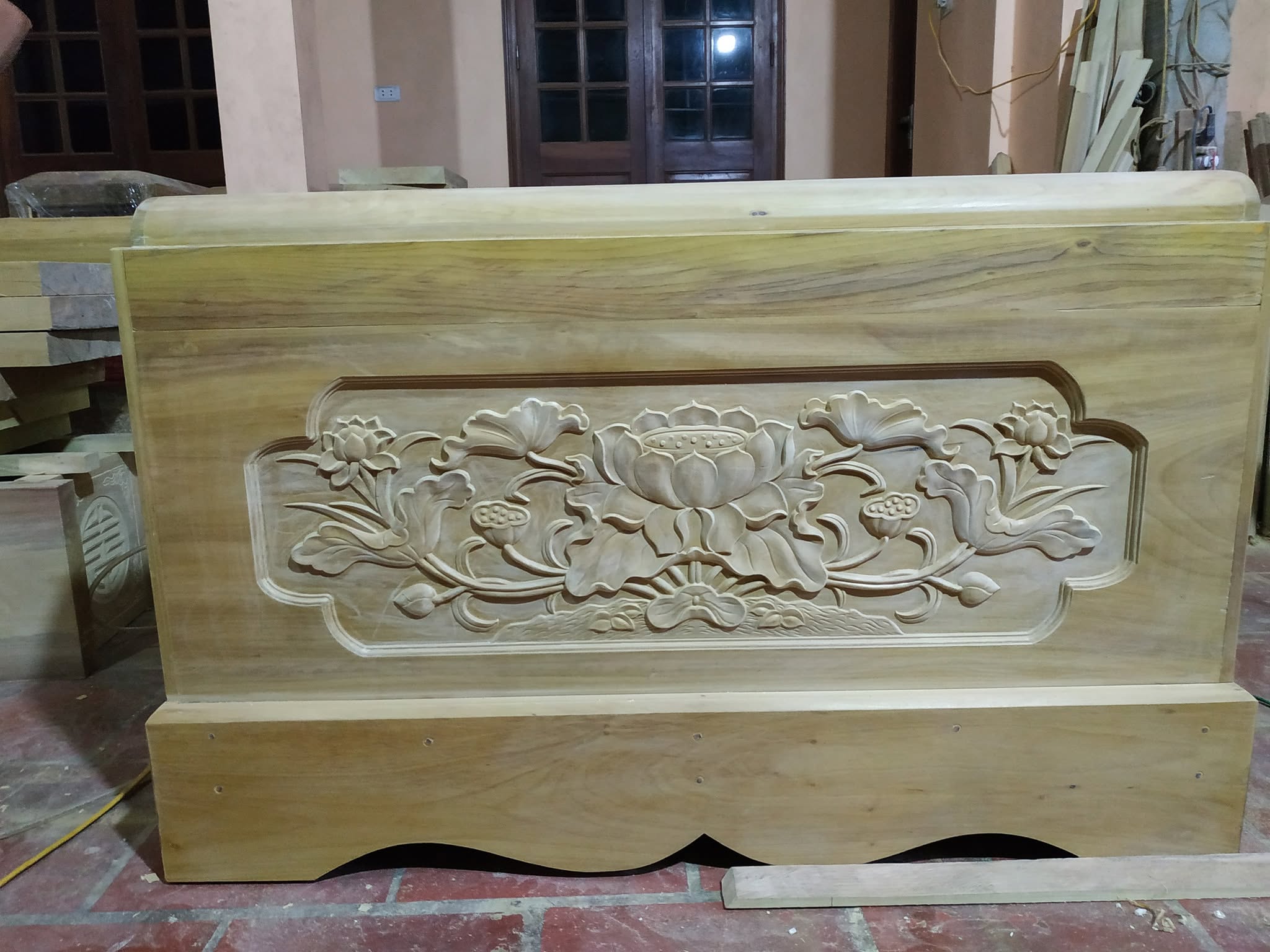 Quách vàng tâm chạm sen