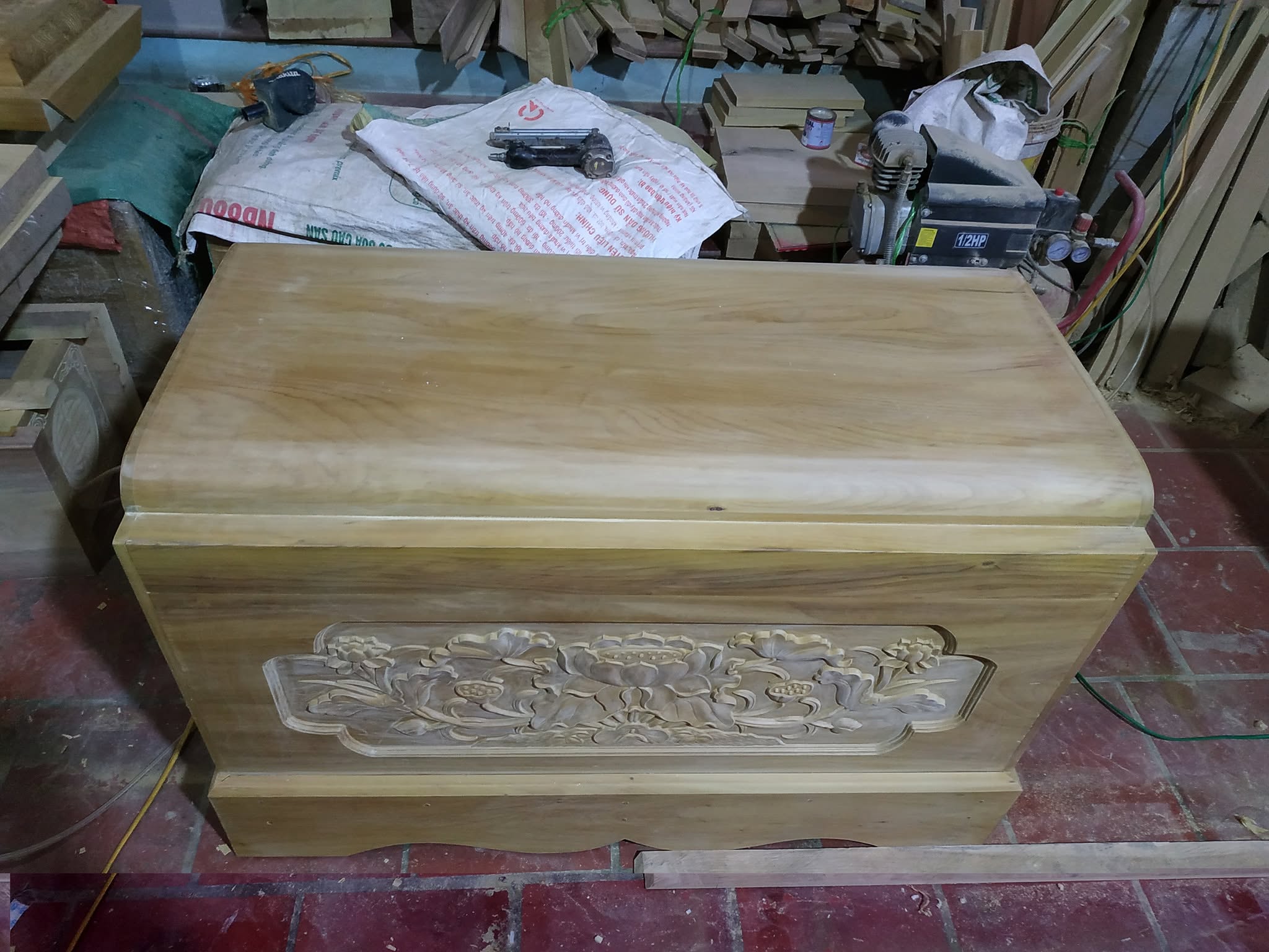 Quách vàng tâm chạm sen