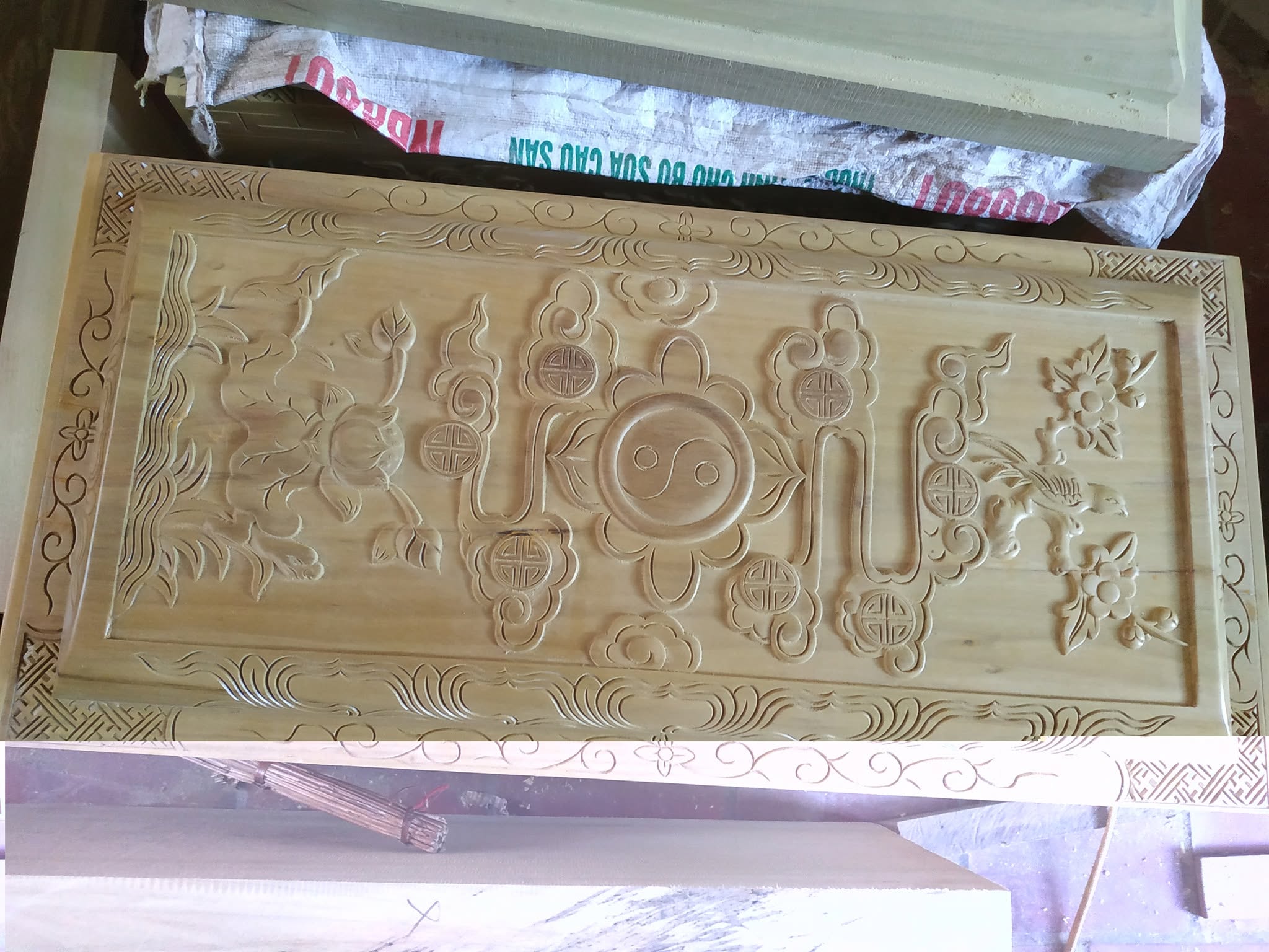Quách vàng tâm chạm hổ