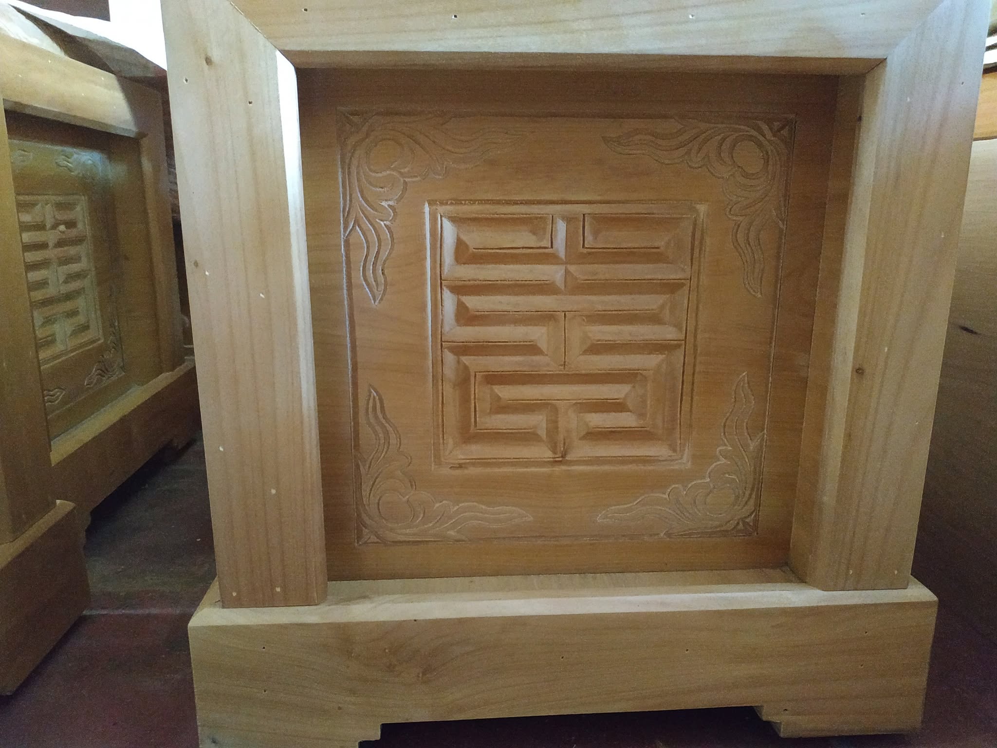 Quách vàng tâm chạm hổ