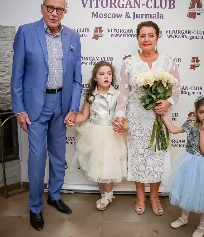 Семья на прогулке