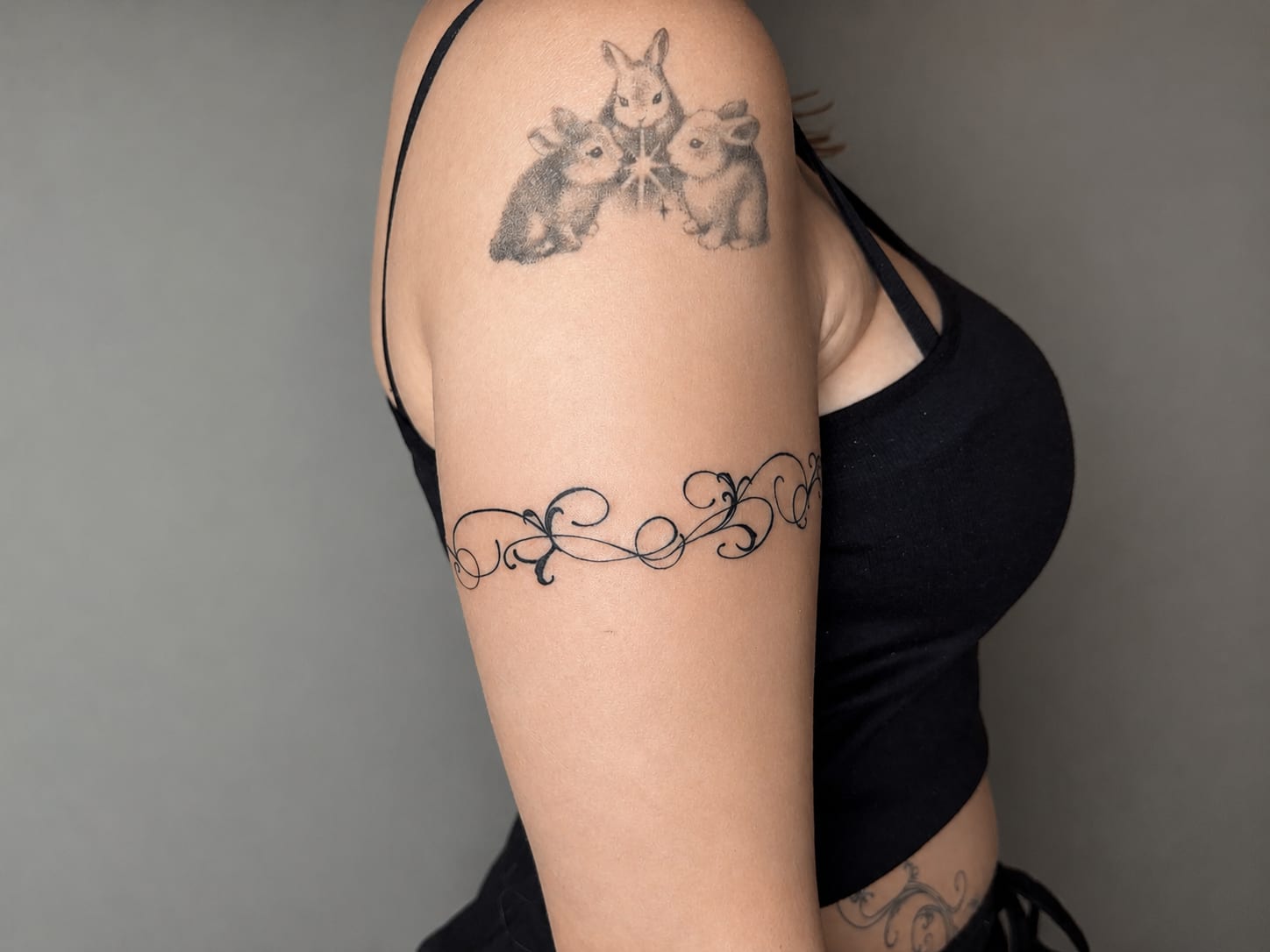 Tatuaż króliki dotwork i ornamentowa opaska na ramieniu — Parvata Tattoo Wrocław