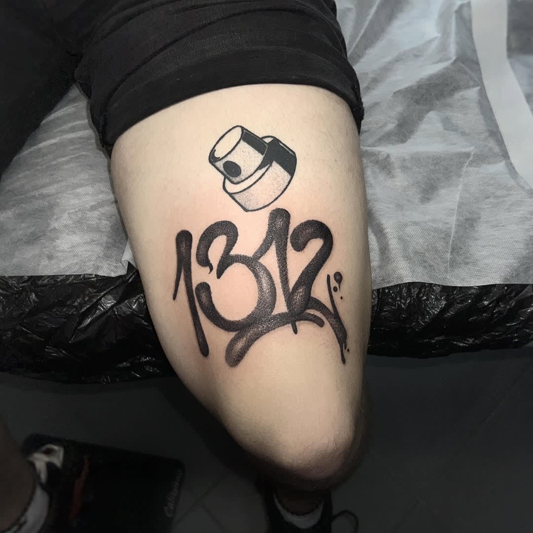 Graffiti tatuaż 1312 z puszką sprayu na udzie — blackwork, Parvata Tattoo Wrocław