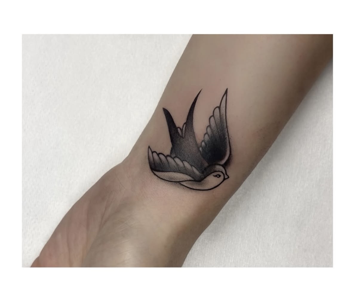Cover up starego tatuażu serca na kostce – tatuaż jaskółki black & grey — Po