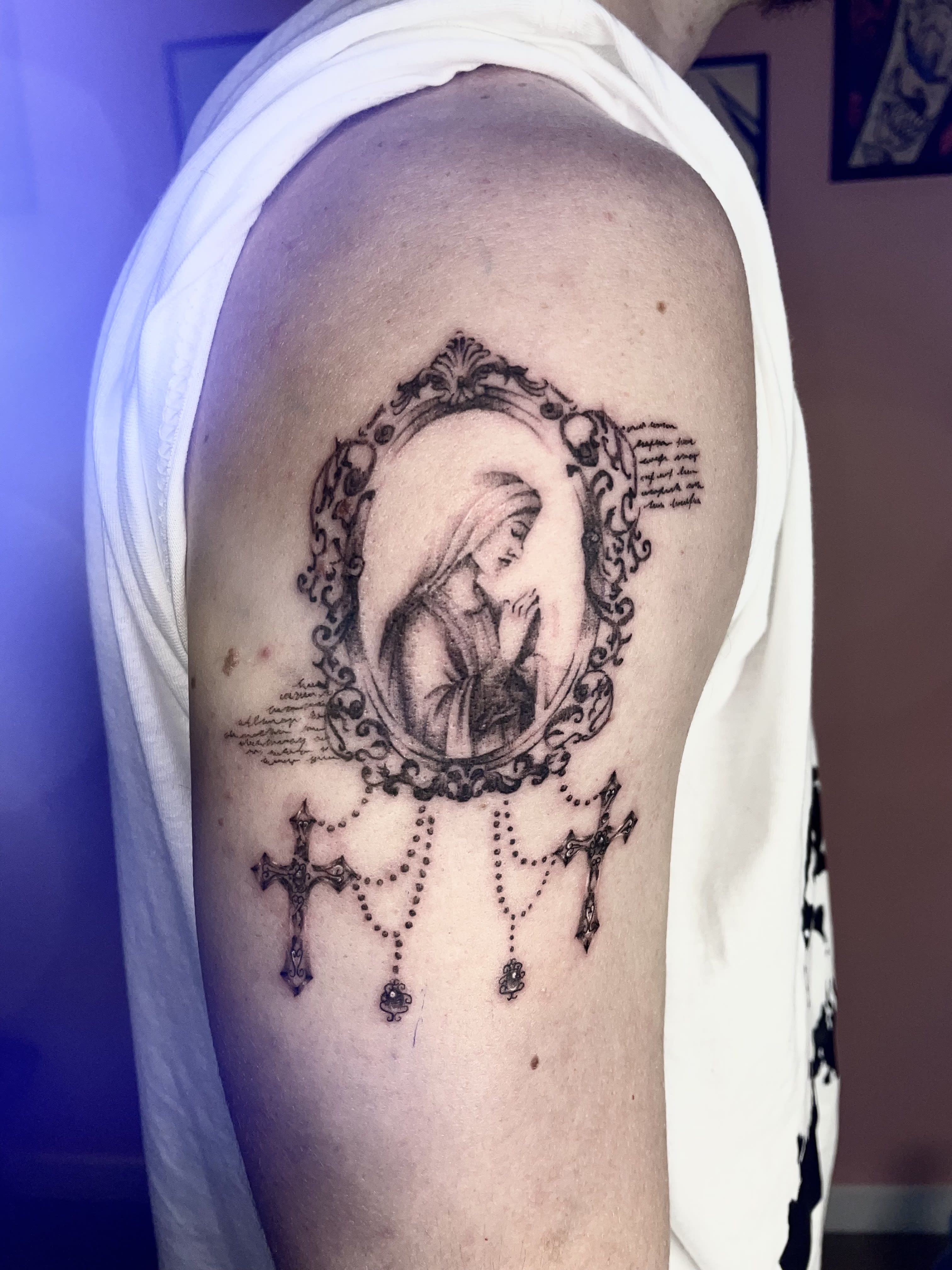 Tatuaż Matki Boskiej w barokowej ramie z różańcami na ramieniu — blackwork, Parvata Tattoo Wrocław