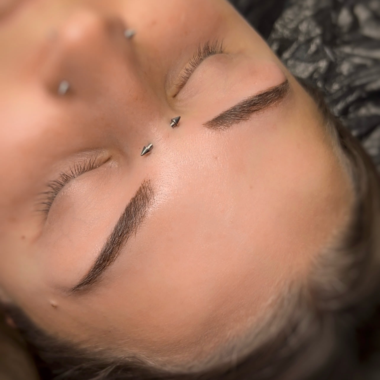 Wyraziste brwi pudrowe z dopracowanym łukiem — makijaż permanentny, Parvata Tattoo Wrocław