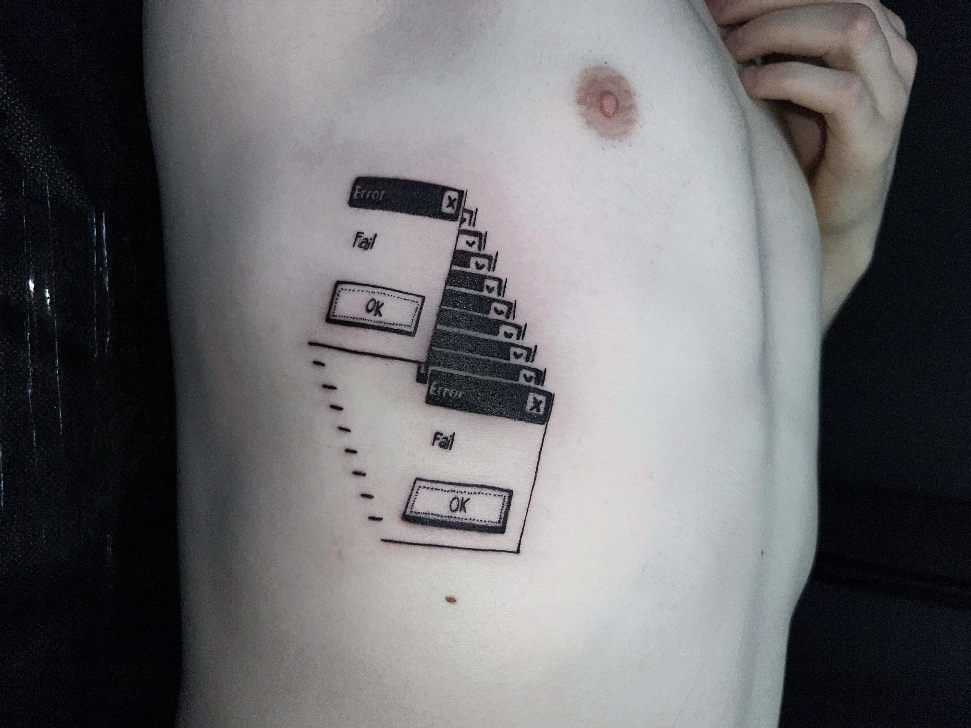 Tatuaje con muchas ventanas de error del ordenador, estilo glitch, líneas negras.