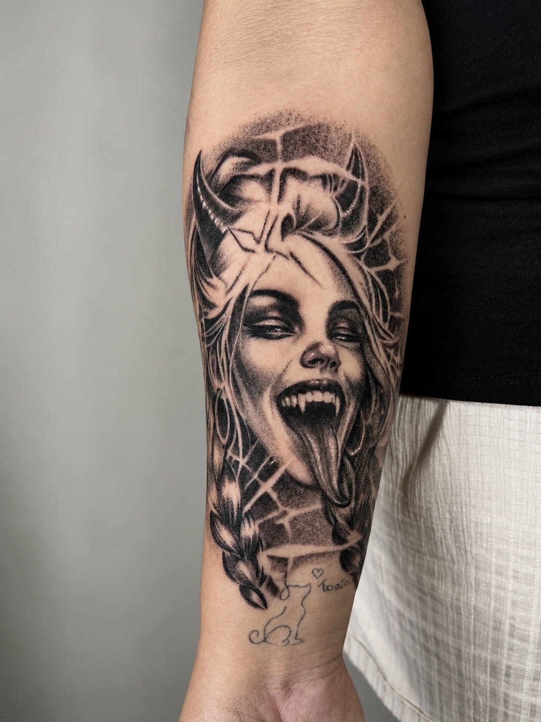 Realizm w większej kompozycji — portret, który ma scenę