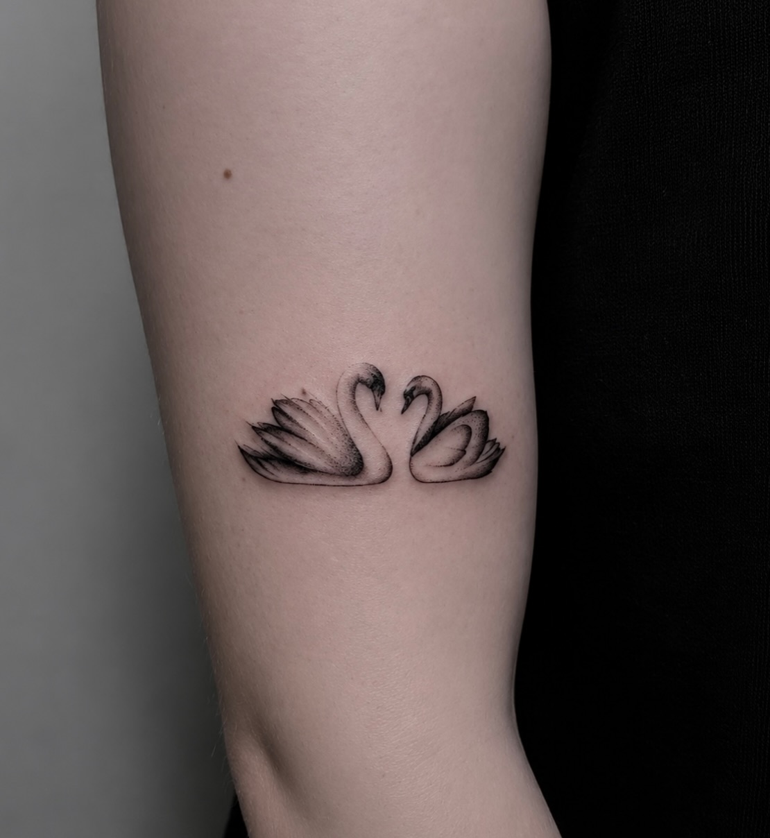 Łabędzie - wykonane w studiu tatuażu Parvata Tattoo Wrocław