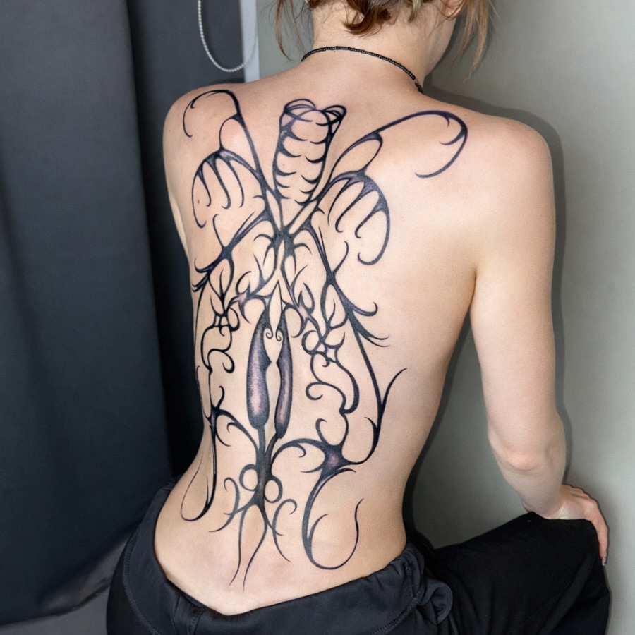 Tatuaż na plecach wykonany w studiu tatuażu Parvata Tattoo Wrocław