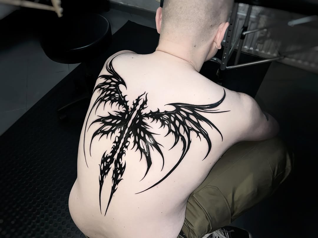 Blackworkowy tatuaż wykonany na plecach w studiu tatuażu Parvata Tattoo Wrocław