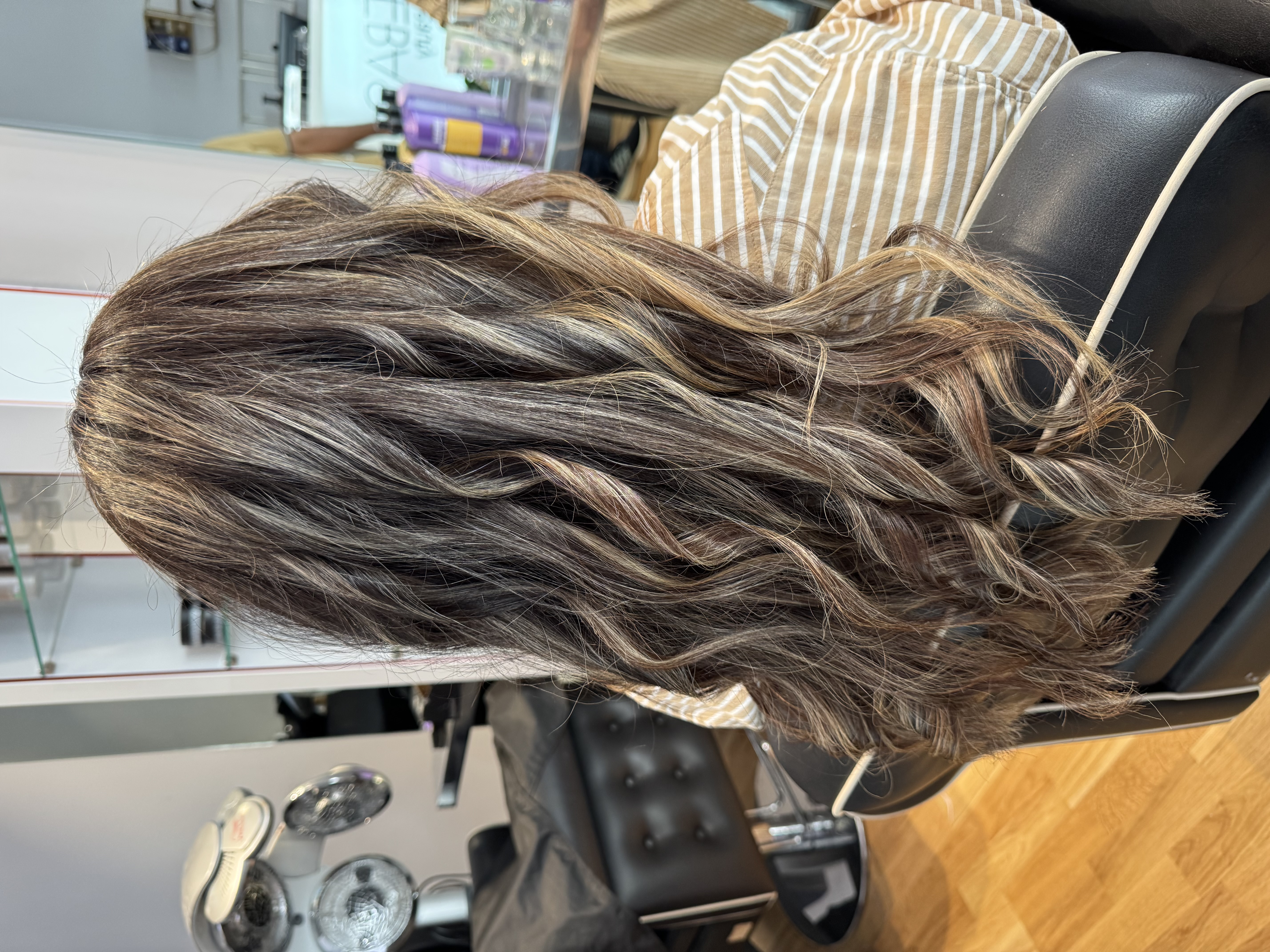 Efter balayage: beigebruna slingor med mörkare djup i långt hår