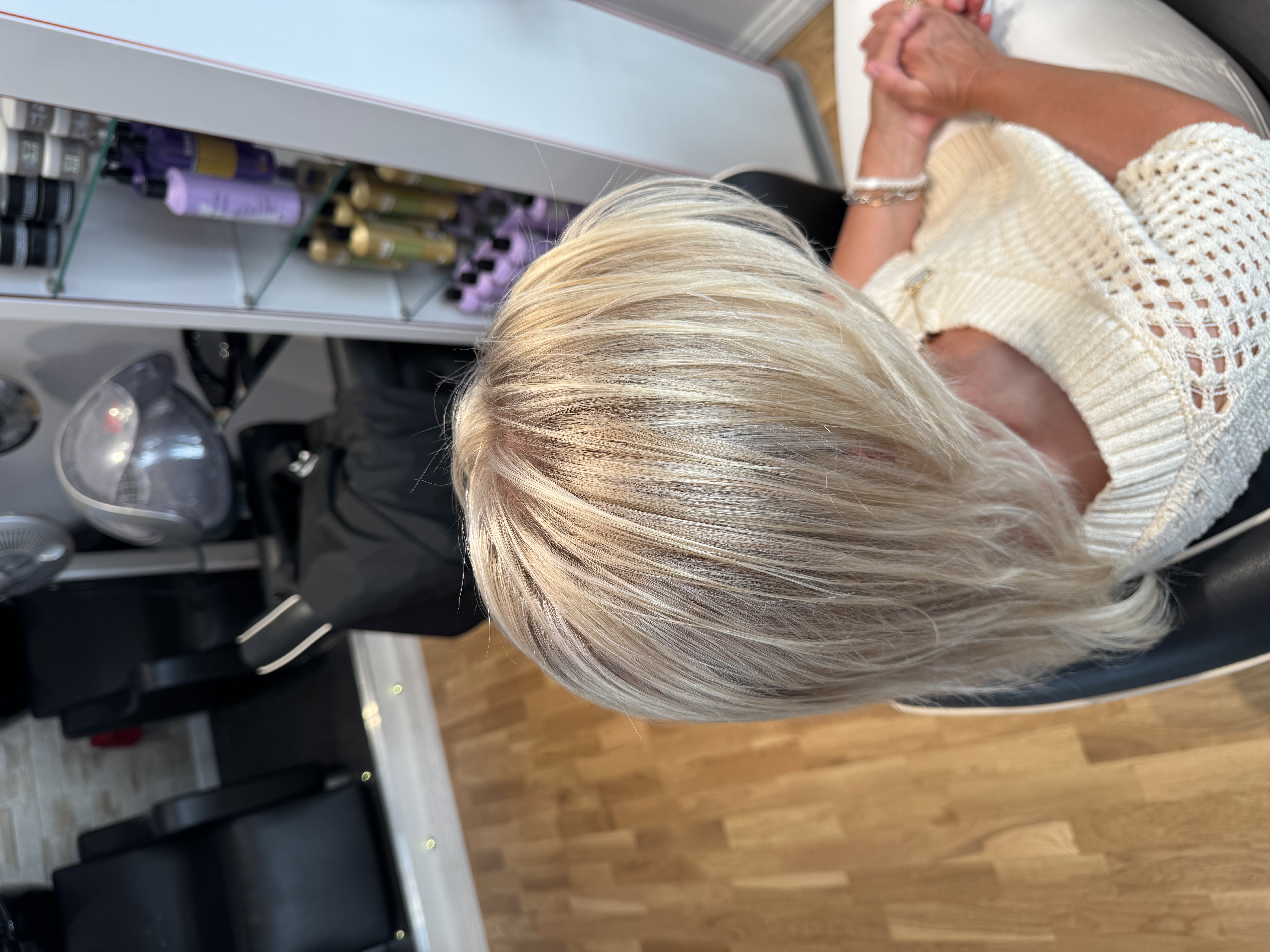 Efter nyansering: beige blond balayage med ljusa slingor och naturlig dimension
