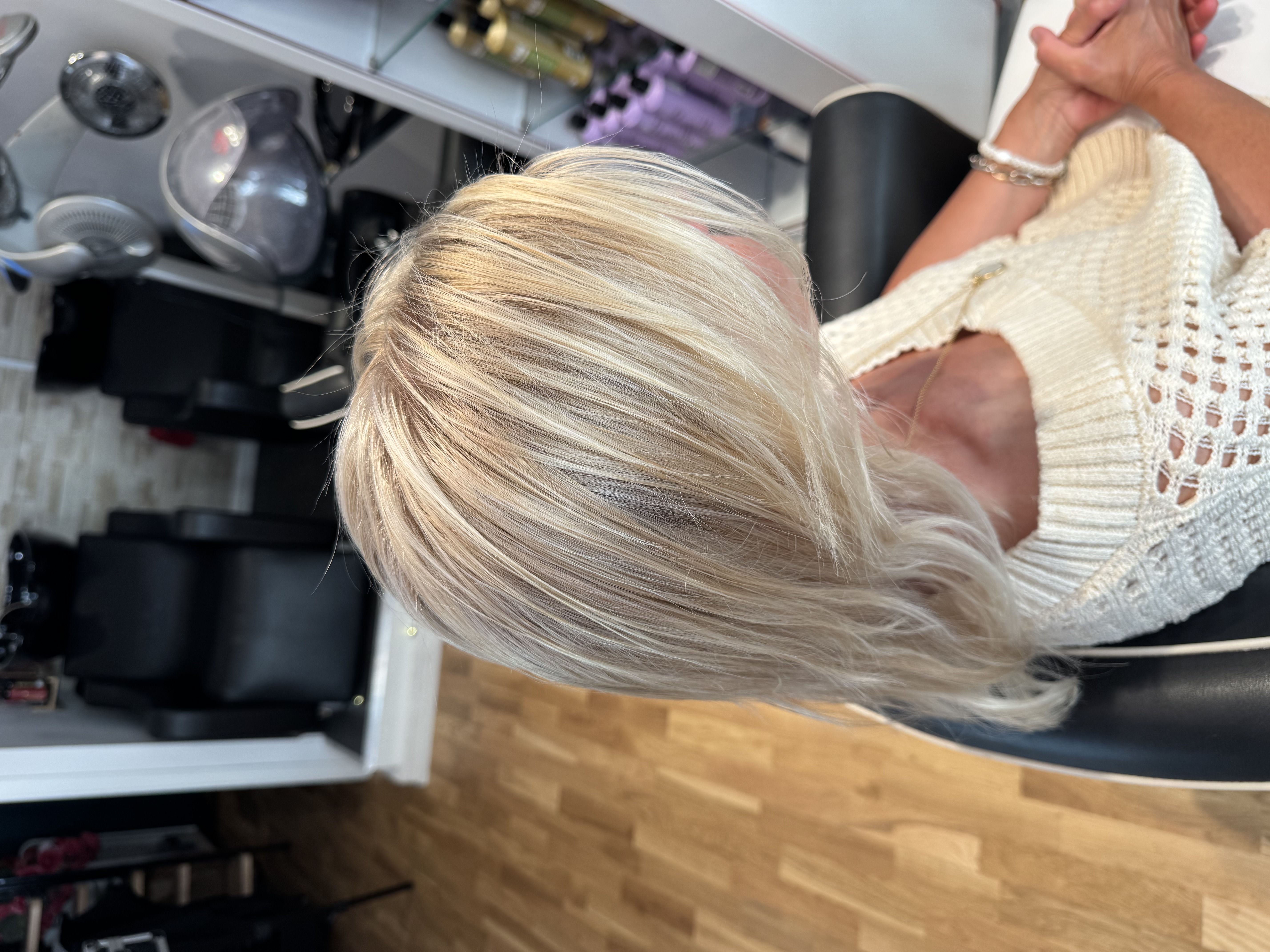 Beige blont hår med ljusa ansiktsnära slingor och mjuka övergångar efter toning