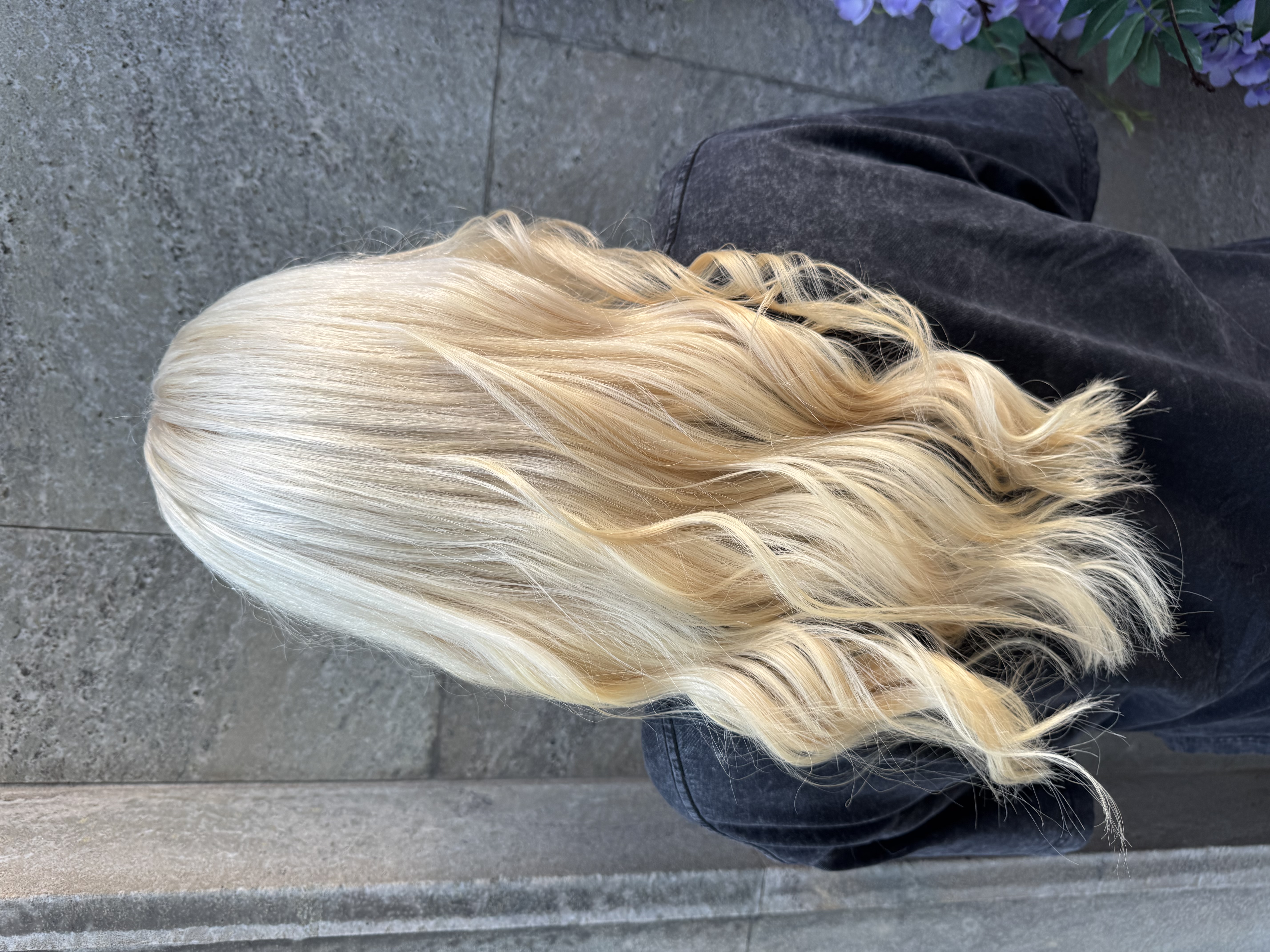Efter: långt platinablont hår med mjuka vågor och en ljus, ren ton