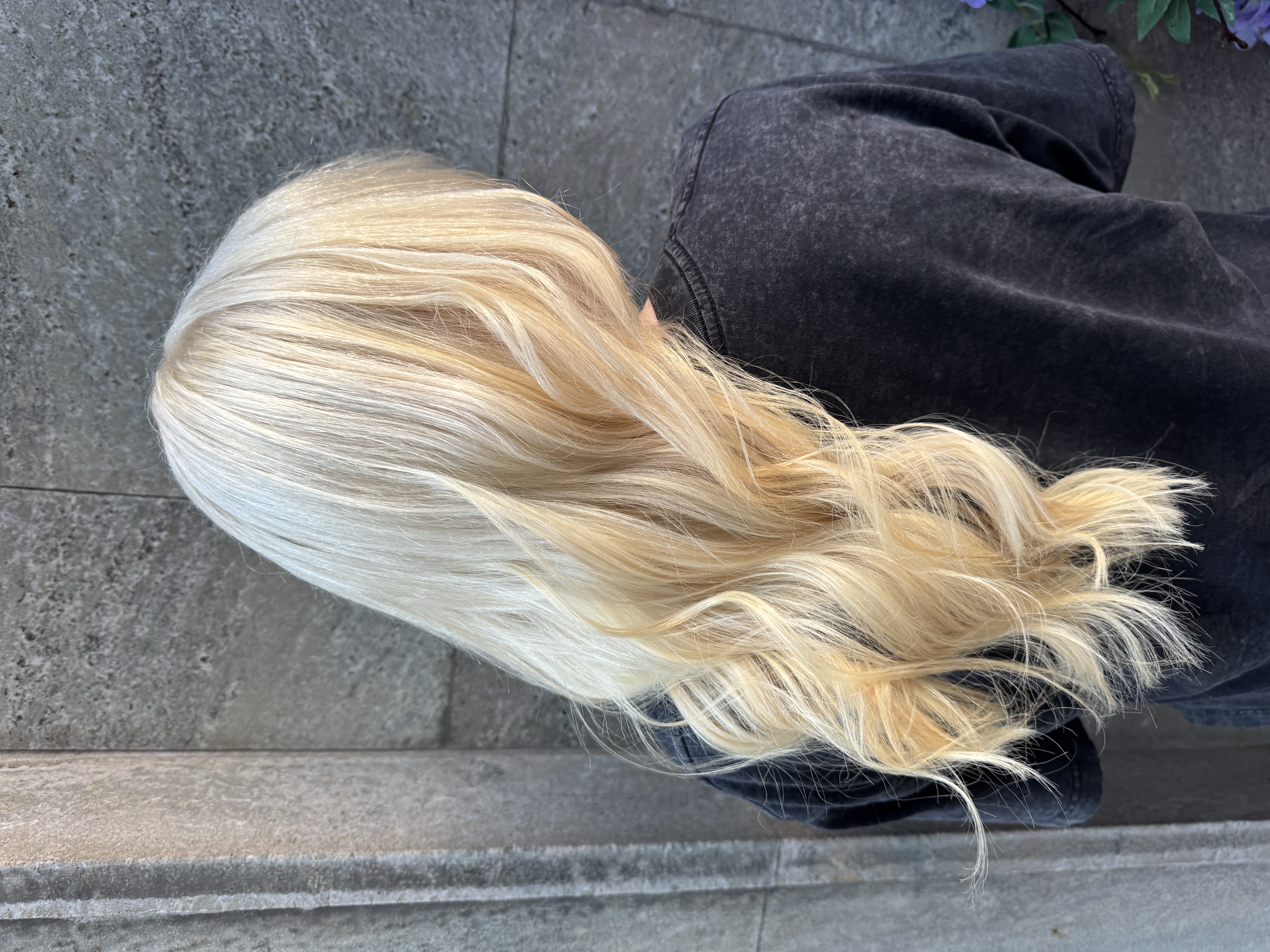 Efter: ljust platinablont hår med klar ton, mjuk glans och vågig styling