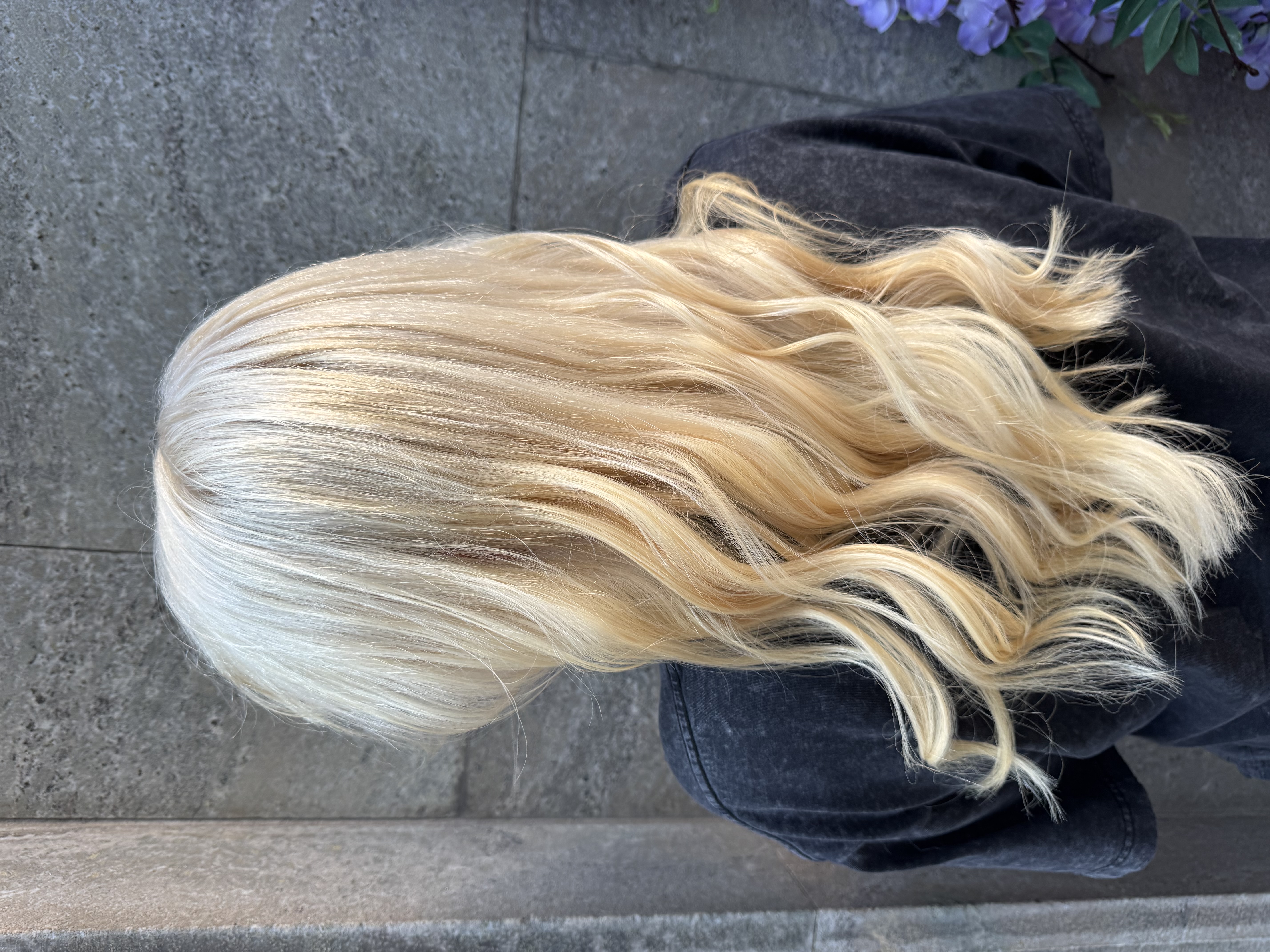 Efter: platinablont hår med mjuka vågor och ett ljust neutralt skimmer