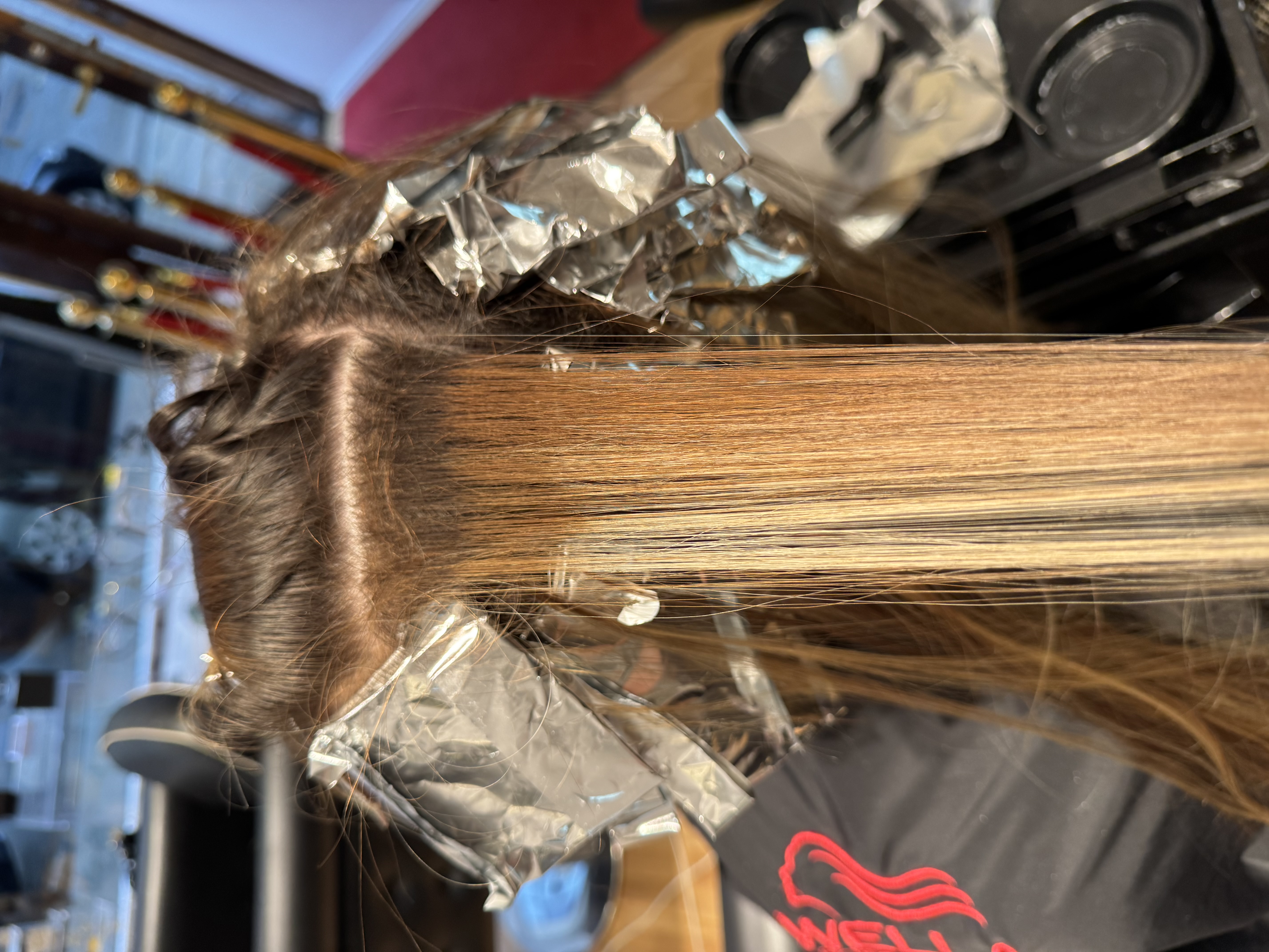 Balayage under arbetet med folier placerade i håret
