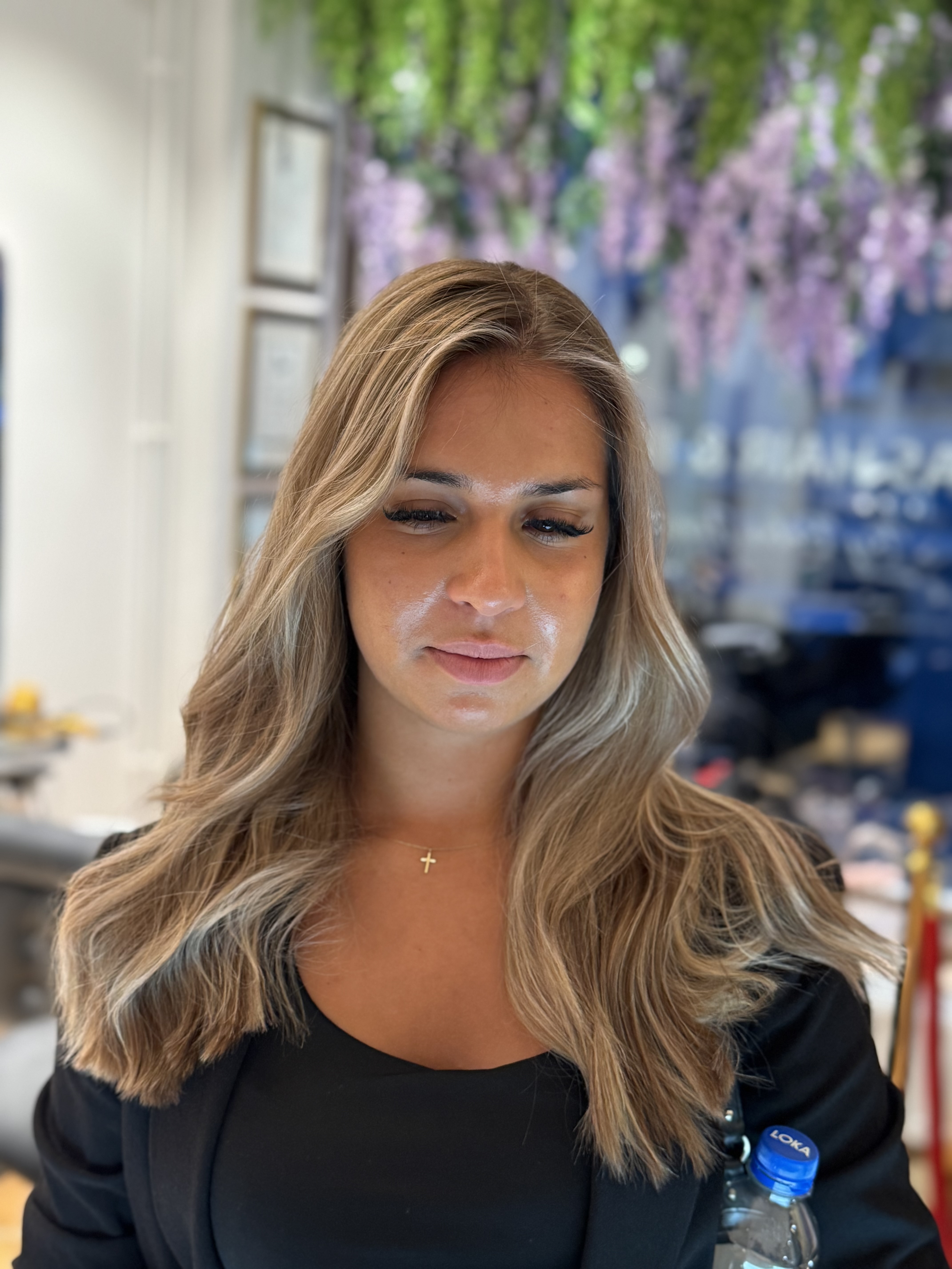Beigeblond balayage med mjuka slingor kring ansiktet efter nyansering och klippning