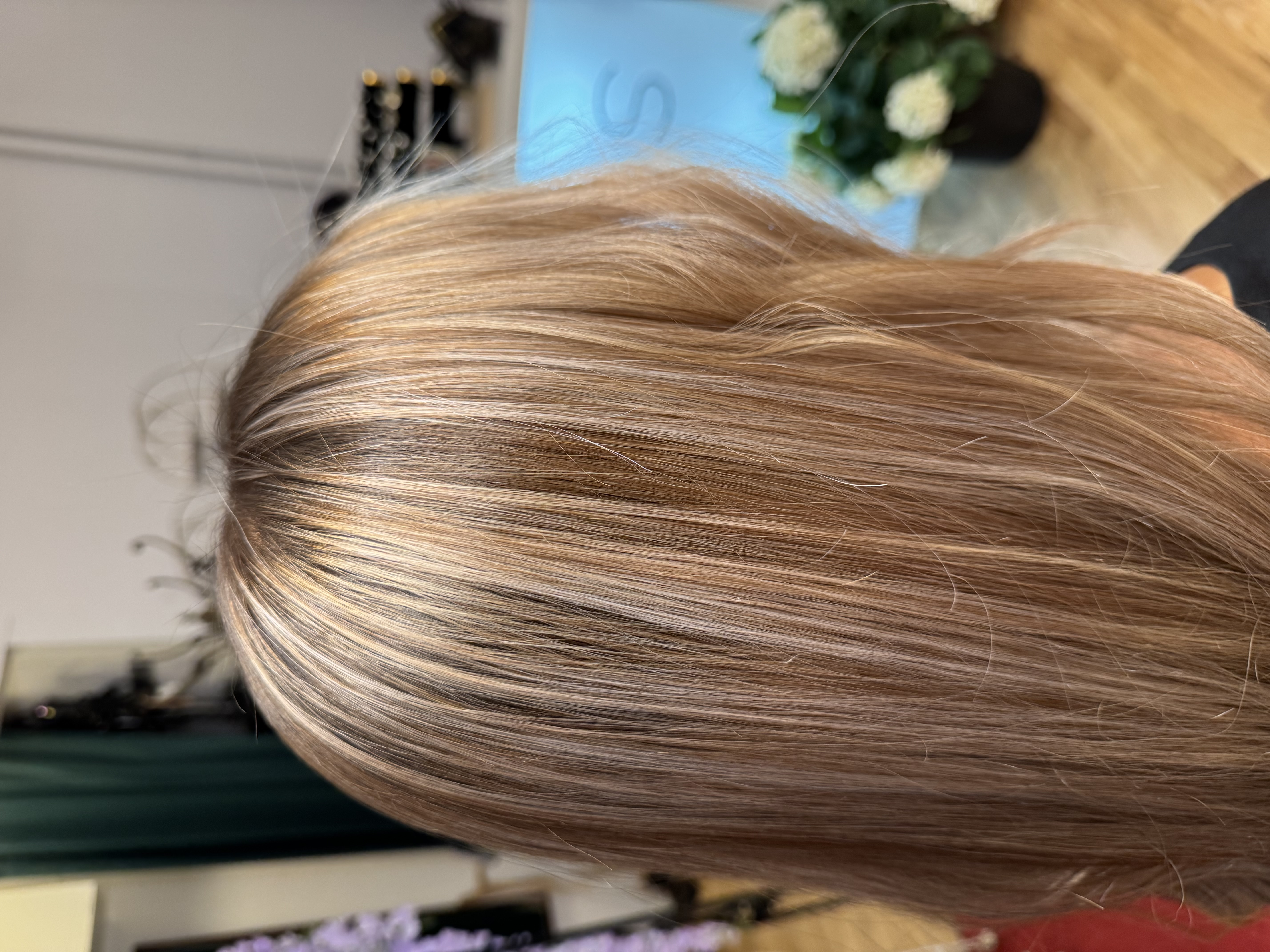 Närbild av beige blond balayage med ljusa slingor och mörkare djup